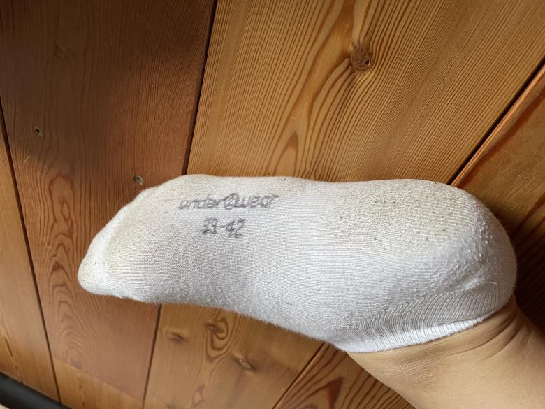 Getragene weiße Socken