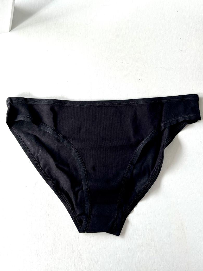 Schwarzer Baumwollslip – diskret
