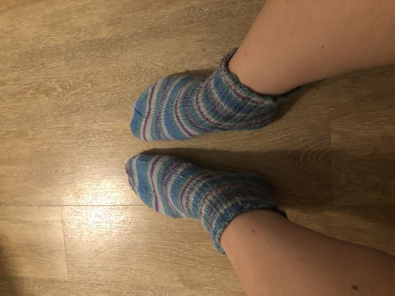Selbstgestrickte Socken (blau)