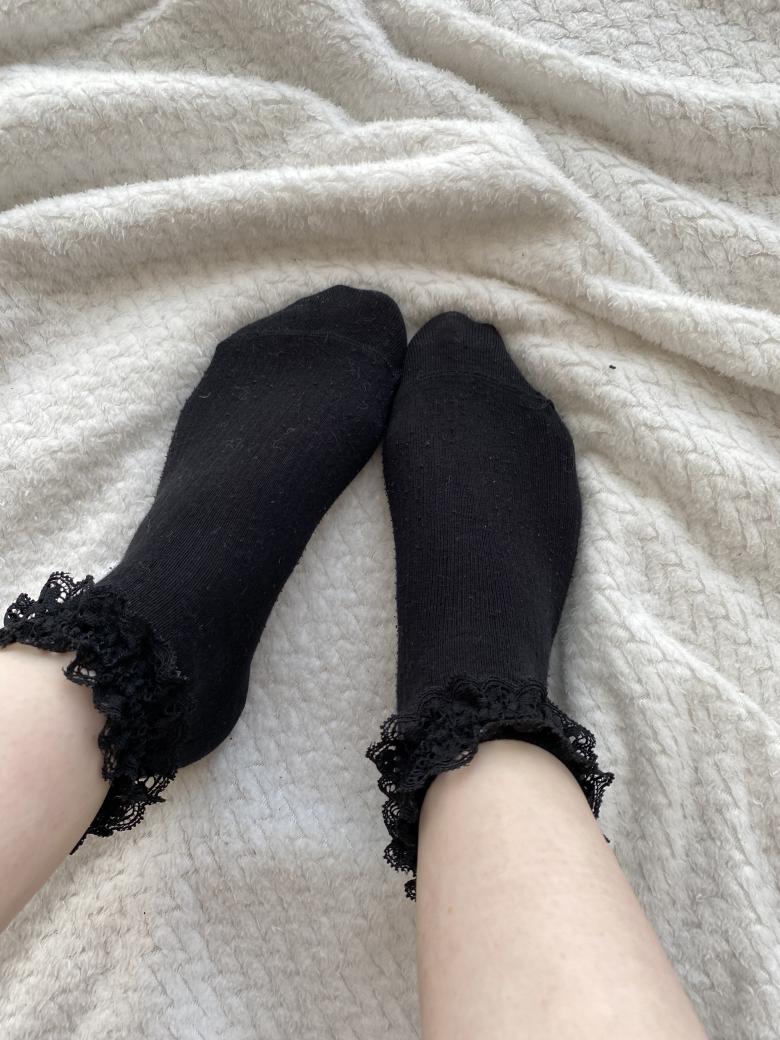 Süße Socken mit Rüschen in Schwarz