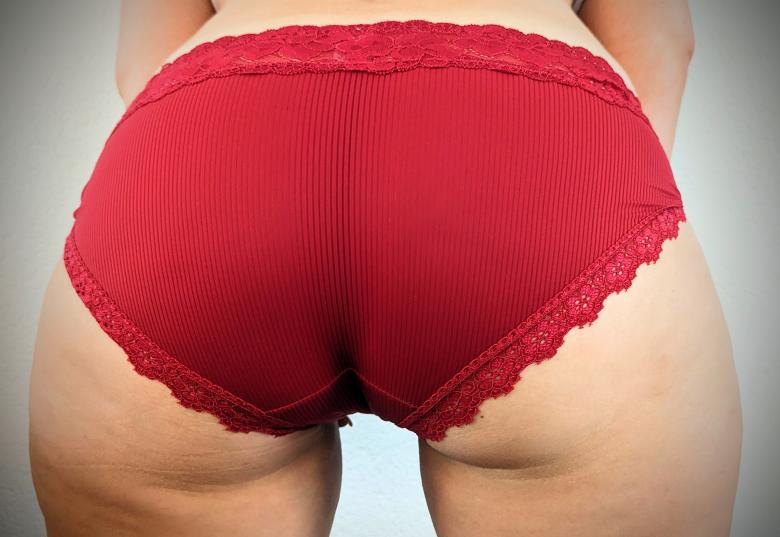 Slip mit roter Spitze