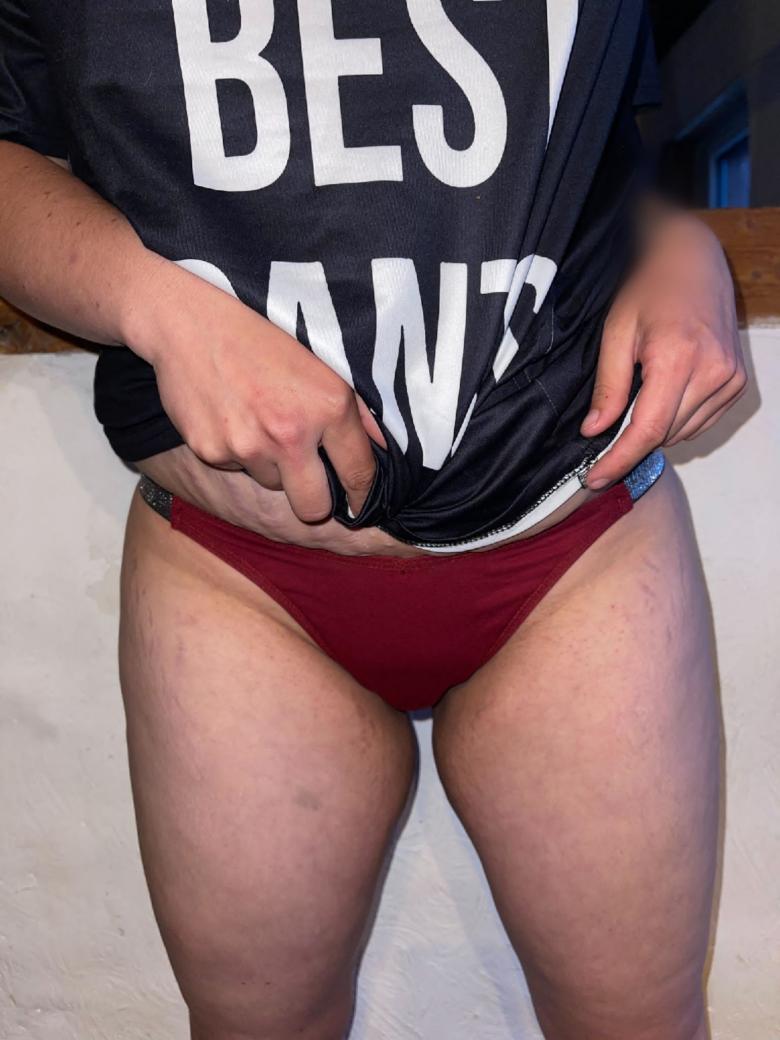 Dunkelroter String mit Glitzer