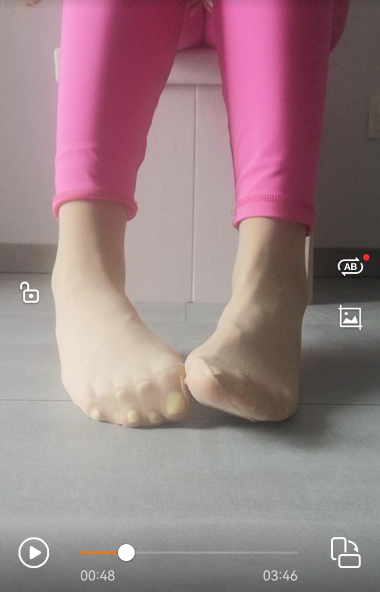 Ich ziehe meine Nylonsöckchen aus 😘