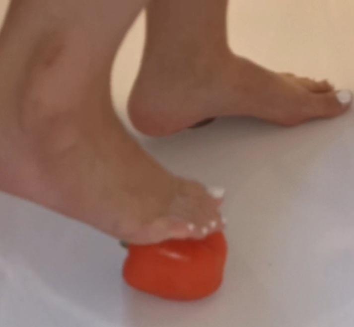 Zwei Füße - eine Paprika