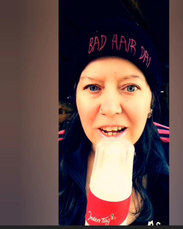 Pussy mit Sprühsahne