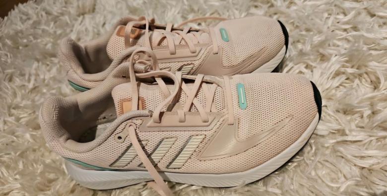 Alter schweiss Tennisschuh