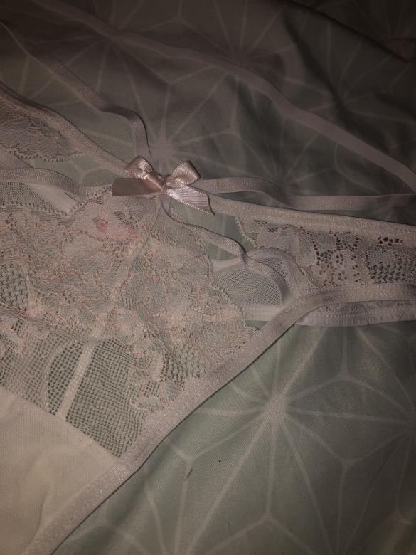 Weißer Tanga mit Accessoires