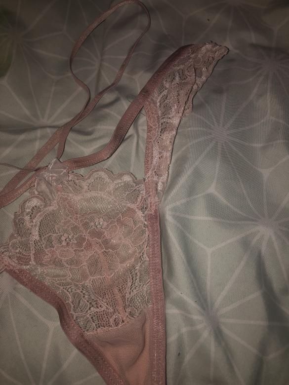 Tanga mit wenig Stoff und viel spitze