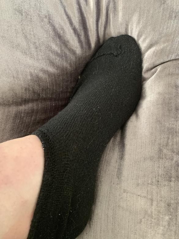 Schwarze verschwitzte Socken