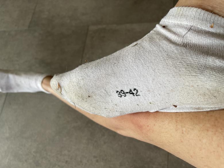 Getragene Socken nach langer Wanderung