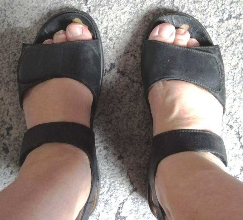 Kaputt getragene Sandalen